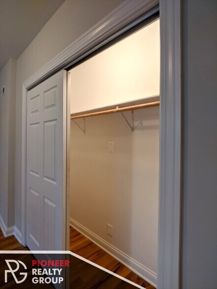 Building Photo - 1446 W Byron St
