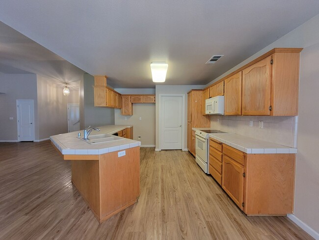 Building Photo - 3 Bedroom 2 Bathroom in NE Visalia!