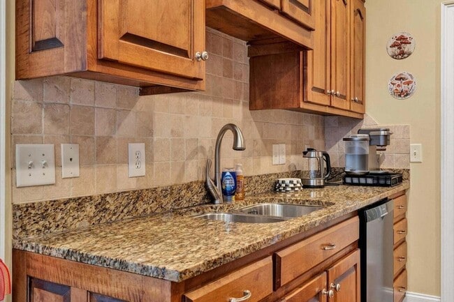 Building Photo - 1865 Weston Pl NW