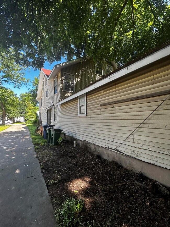 Building Photo - 4511 Avenue B