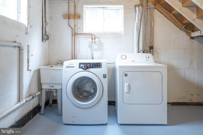 Building Photo - 3903 Fairview Dr