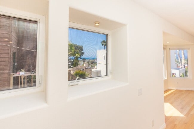 Building Photo - Contemporary 3 Bedroom/2 Bath Home With Oc...