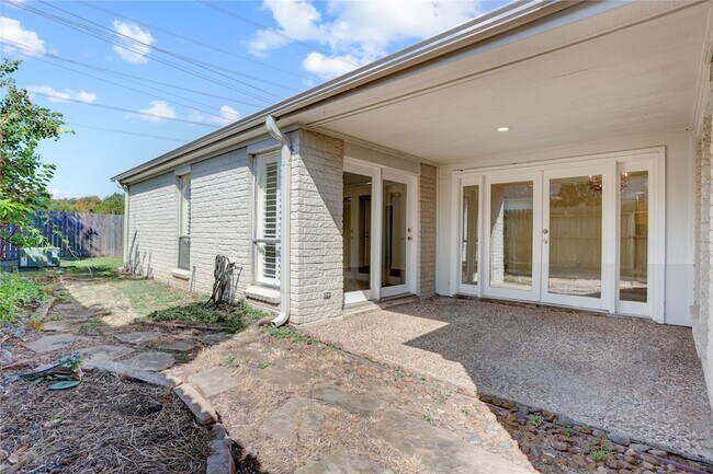 Building Photo - 15 Bendwood Dr