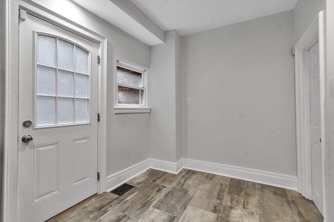 Building Photo - 105 Mariner St