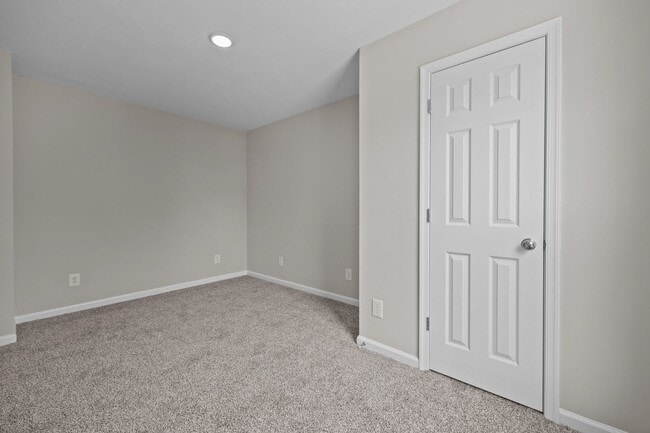 Building Photo - Portsmouth/5 bed 2 bath/Ready for quick move in!!