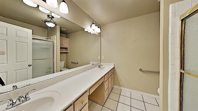 Building Photo - 6808 Sandlewood Dr