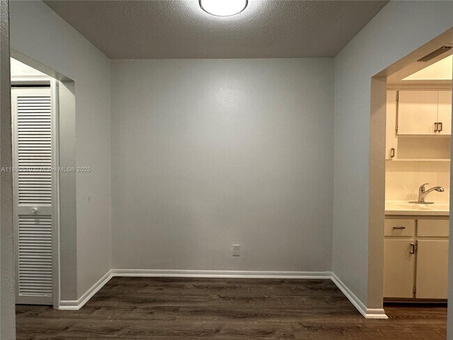 Building Photo - 2822 Van Buren St