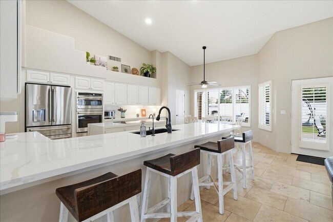 Building Photo - 1909 E Coral Tree Dr