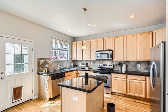 Building Photo - 2241 Valentia St