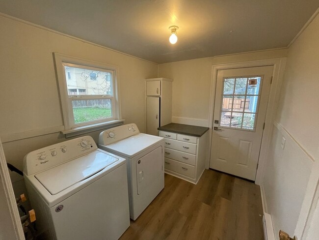 Building Photo - 3 Bedroom - 1 Bath Single Family  Home- AV...