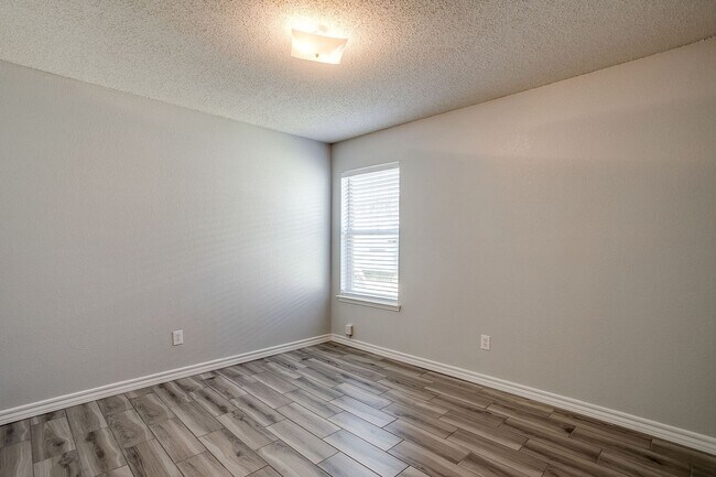 Building Photo - Welcome Home- Stylish 3 Bedroom, 2 Bath Ho...