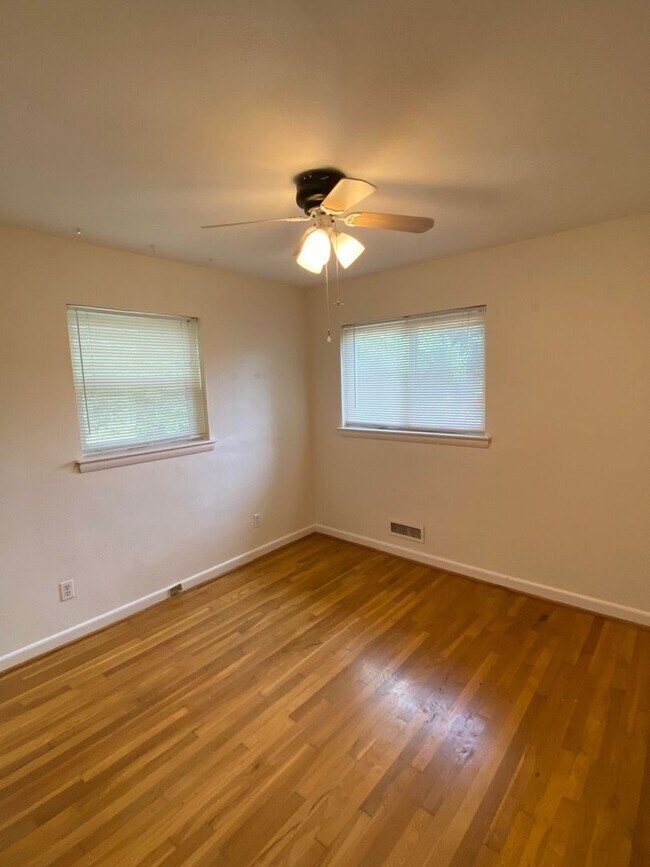Building Photo - Move In Ready! "ASK ABOUT OUR ZERO-DEPOSIT...