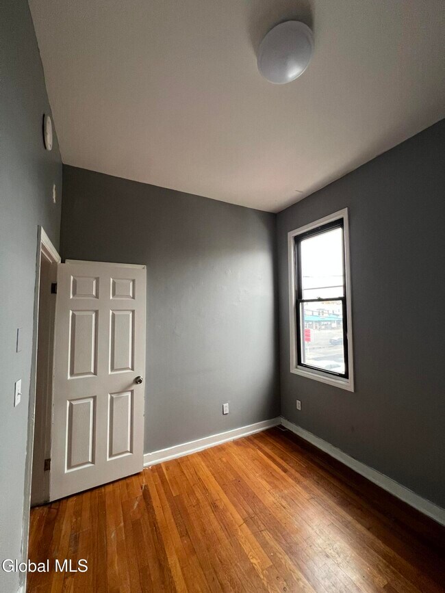 Building Photo - 613 Clinton Ave