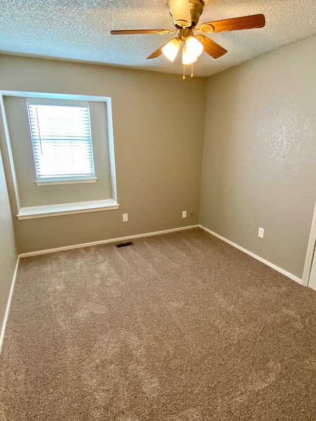 Building Photo - Cute 3 Bed In Mustang Schools