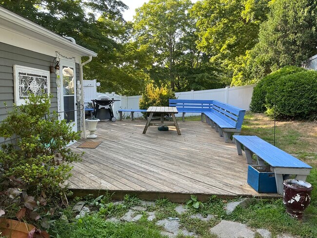 Building Photo - 33 E Pattagansett Rd
