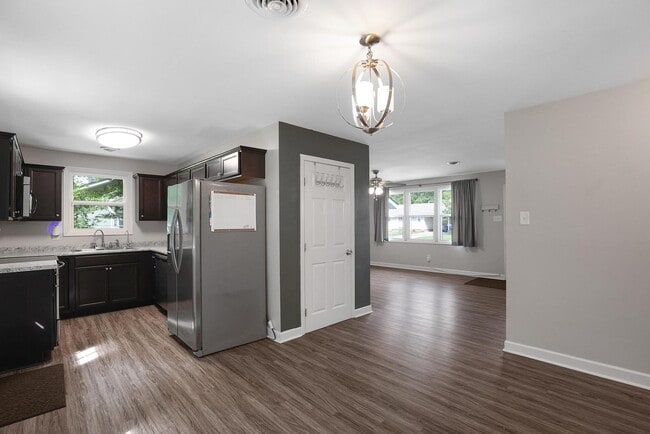 Building Photo - Home Close to Amenities