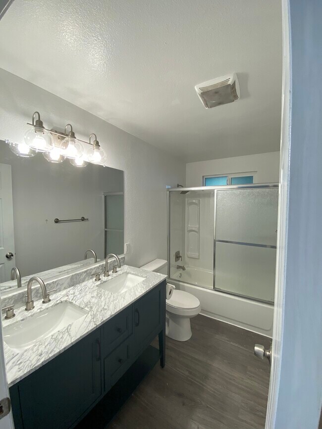 Full bathroom with double sink - 2605 Aztec Dr NW