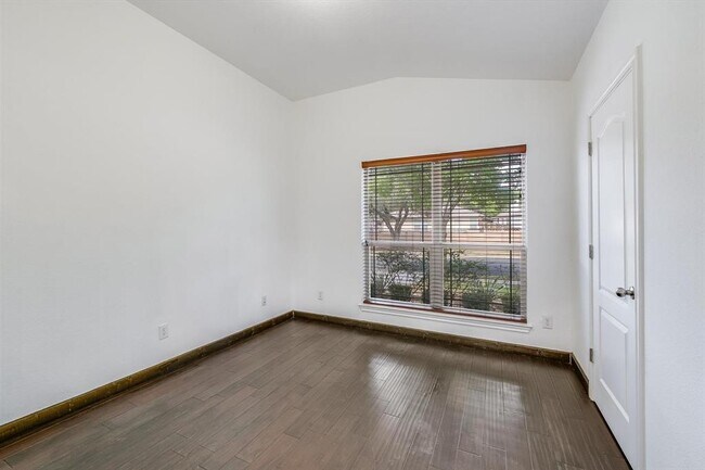 Building Photo - 702 Bent Wood Pl