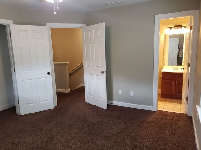 Building Photo - 3 bedroom townhome in gated community with...