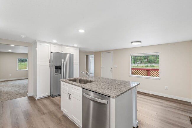 Building Photo - 3 BEDROOM, 3 BATH+ BONUS ROOMS ON RANCH IN...