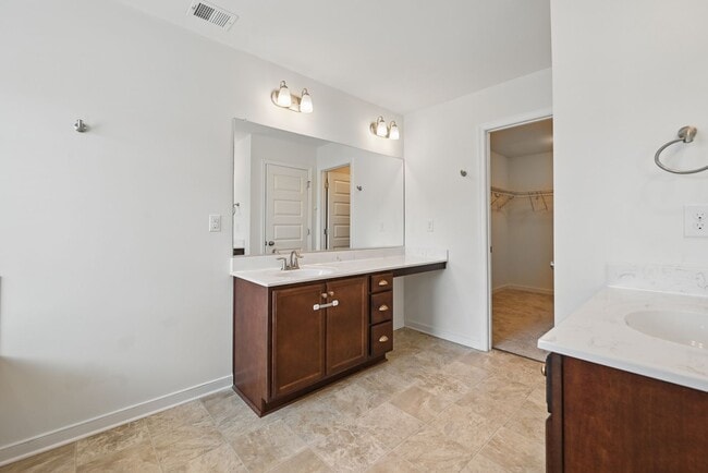 Building Photo - Stunning Modern and Spacious Townhouse!