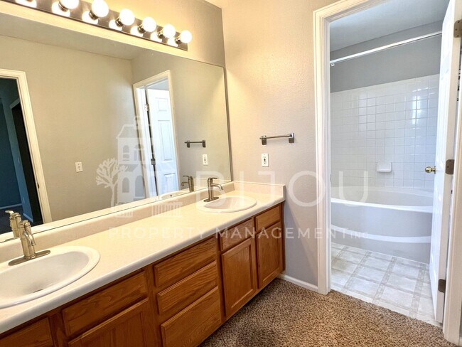 Building Photo - 3739 Range Dr