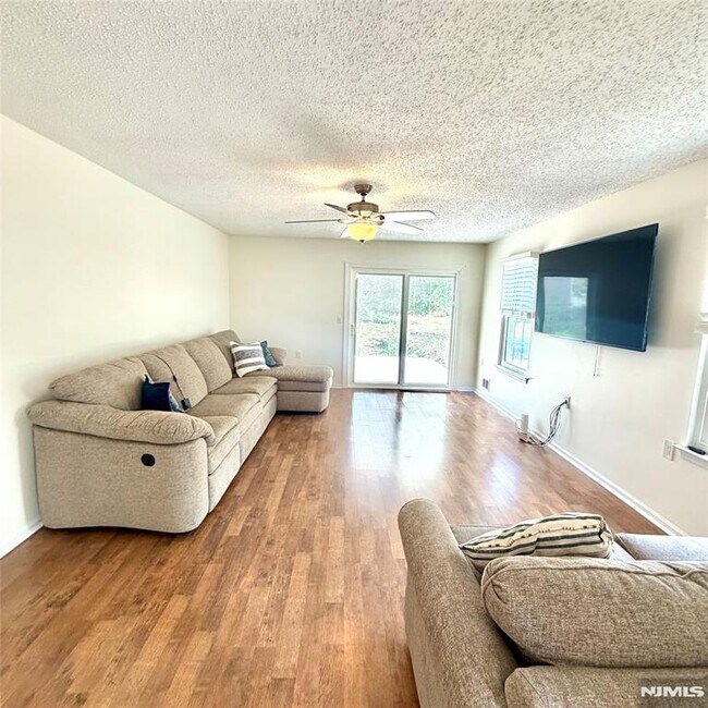 Building Photo - 107 Pine Oak Blvd