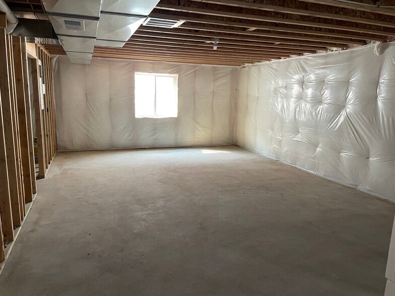 Building Photo - 775 Silvermaple Dr