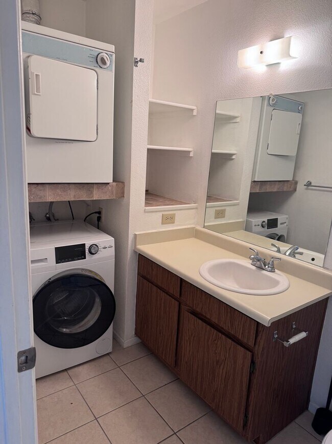 Building Photo - 2 bedroom, 1.5 baths, Boulder Hills condo