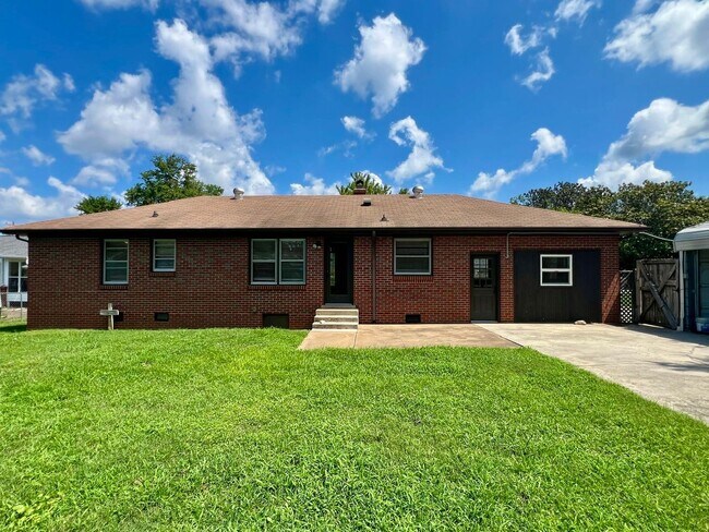 Building Photo - 3BR 1.5BA, All Brick Ranch Home *Fenced Backyard*