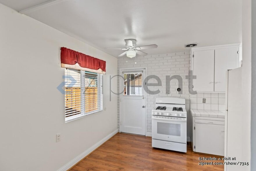 Building Photo - 3534 E Hills Dr