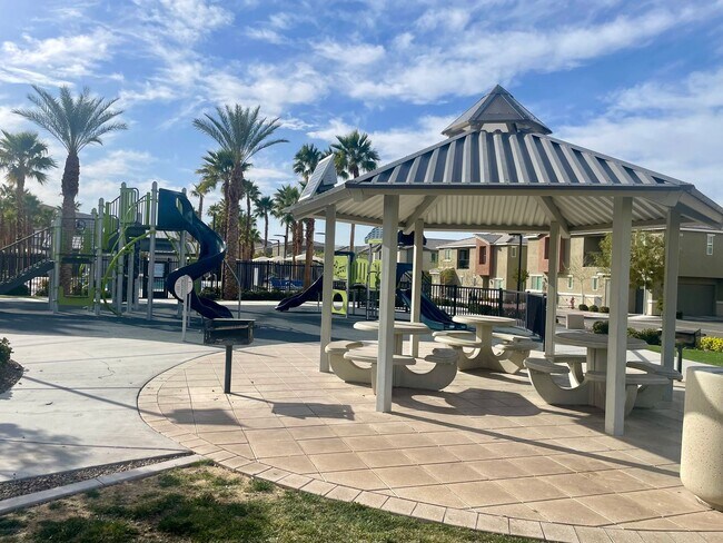 Building Photo - 3 bed 2 bath 2 car garage Townhome "On the Strip" South Las Vegas Blvd