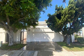 Building Photo - 3 Bedroom Home with Lots of Natural Light