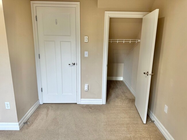 Building Photo - Beautiful 3 bed/2.5 bath townhome in North...