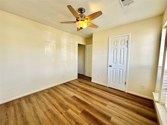 Building Photo - 15503 Town Green Dr