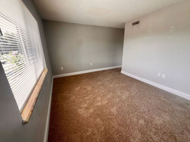 Building Photo - Spacious 3 Bed / 2 Bath Condo in Millenniu...