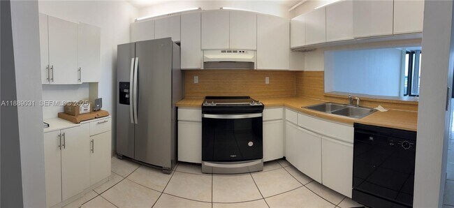 Building Photo - 2555 Collins Ave