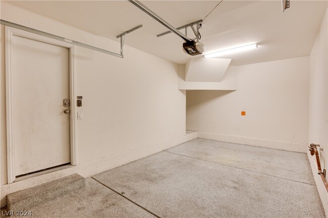 Building Photo - 6140 Pine Villa Ave