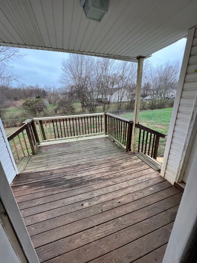 Building Photo - Available home in Cozy Caul-de-sac