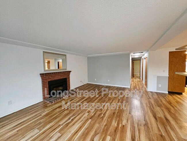 Building Photo - 5030 NE Roselawn St