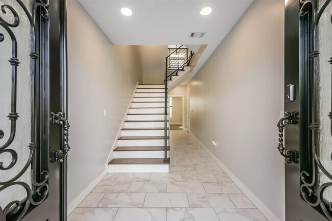 Building Photo - 2422 Hadley St