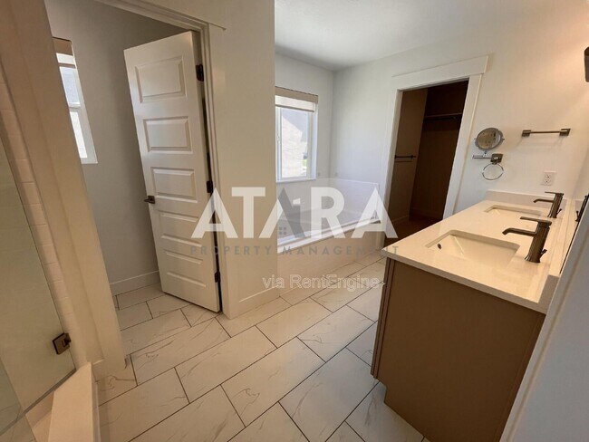 Building Photo - 909 Sagehill Dr