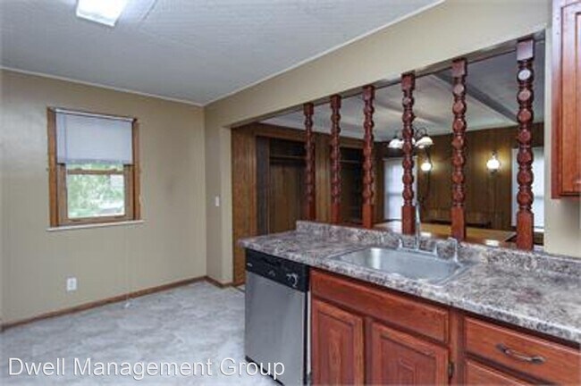 Building Photo - 5 br, 2.5 bath House - 717 13th Ave NE