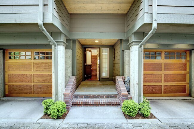 Building Photo - 2bd/2.25ba Seattle Townhome