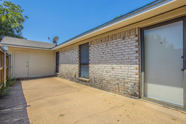 Building Photo - 6824 Edmond Ave