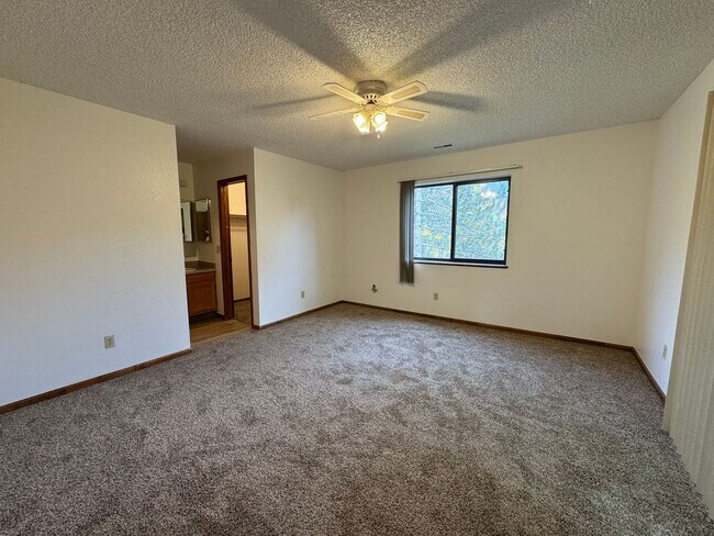 Building Photo - Open and bright top floor 2BD/2BA Condo wi...