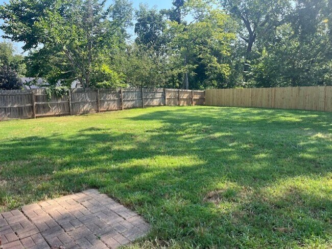 Building Photo - Bentonville 4 bedroom 3 car garage home near trails & Bentonville Square!