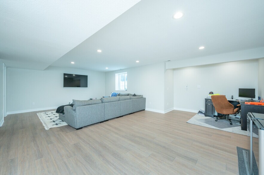 Building Photo - 9649 Crowning Dr