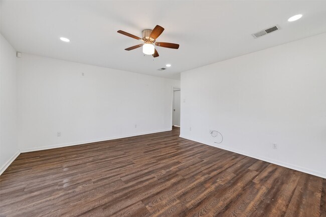 Building Photo - 23567 Pine Forest Dr