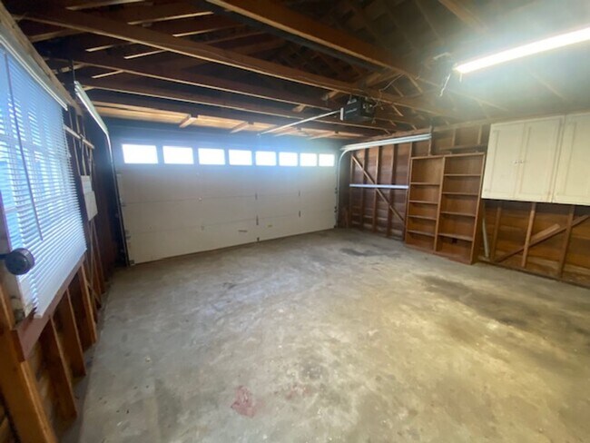 Building Photo - Inviting Pacific Grove Home!